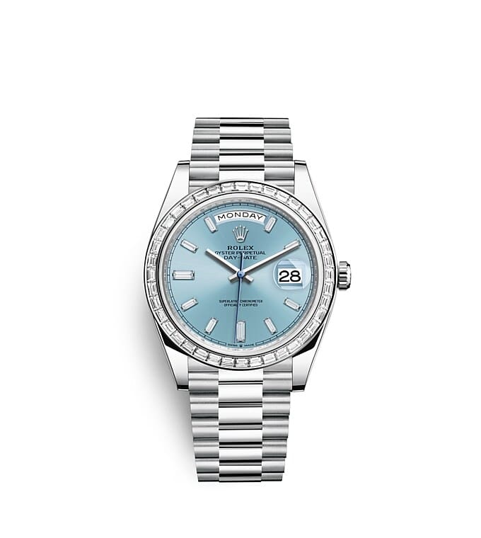 นาฬิกา Rolex Day-Date 40 มม., แพลทินัมและเพชร หน้าปัดสีฟ้าไอซ์บลู ประดับด้วยเพชรเจียระไนสี่เหลี่ยมยาว 10 เม็ด